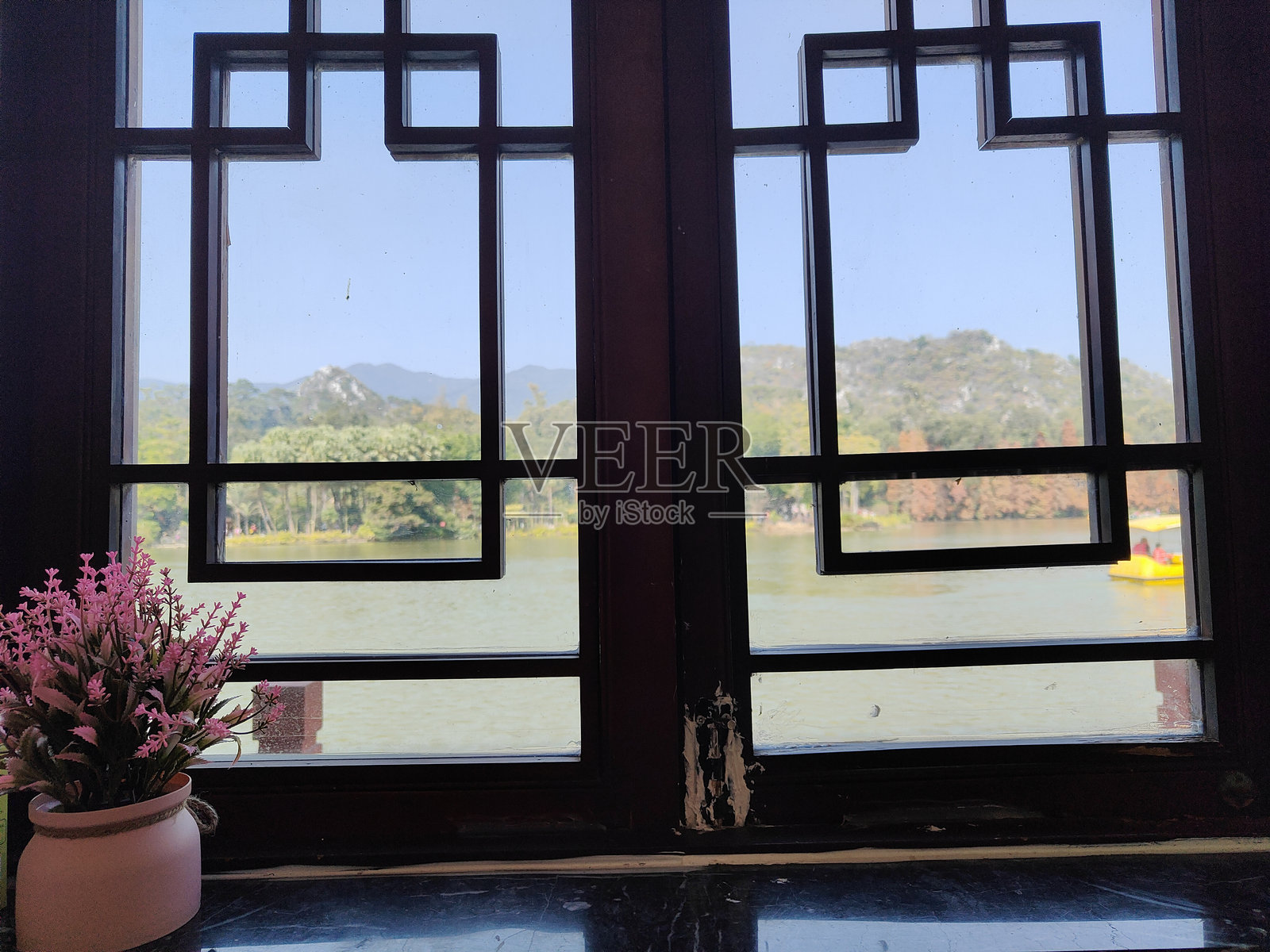 一扇可以看到湖泊和山脉的窗户照片摄影图片