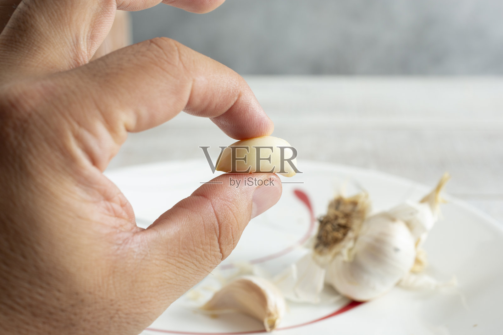 手握剥好的蒜瓣照片摄影图片
