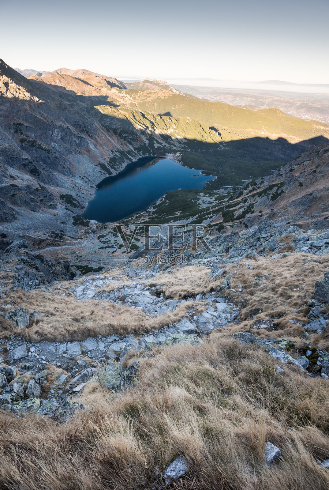 高塔特拉山脉蜿蜒的高山小径。照片摄影图片