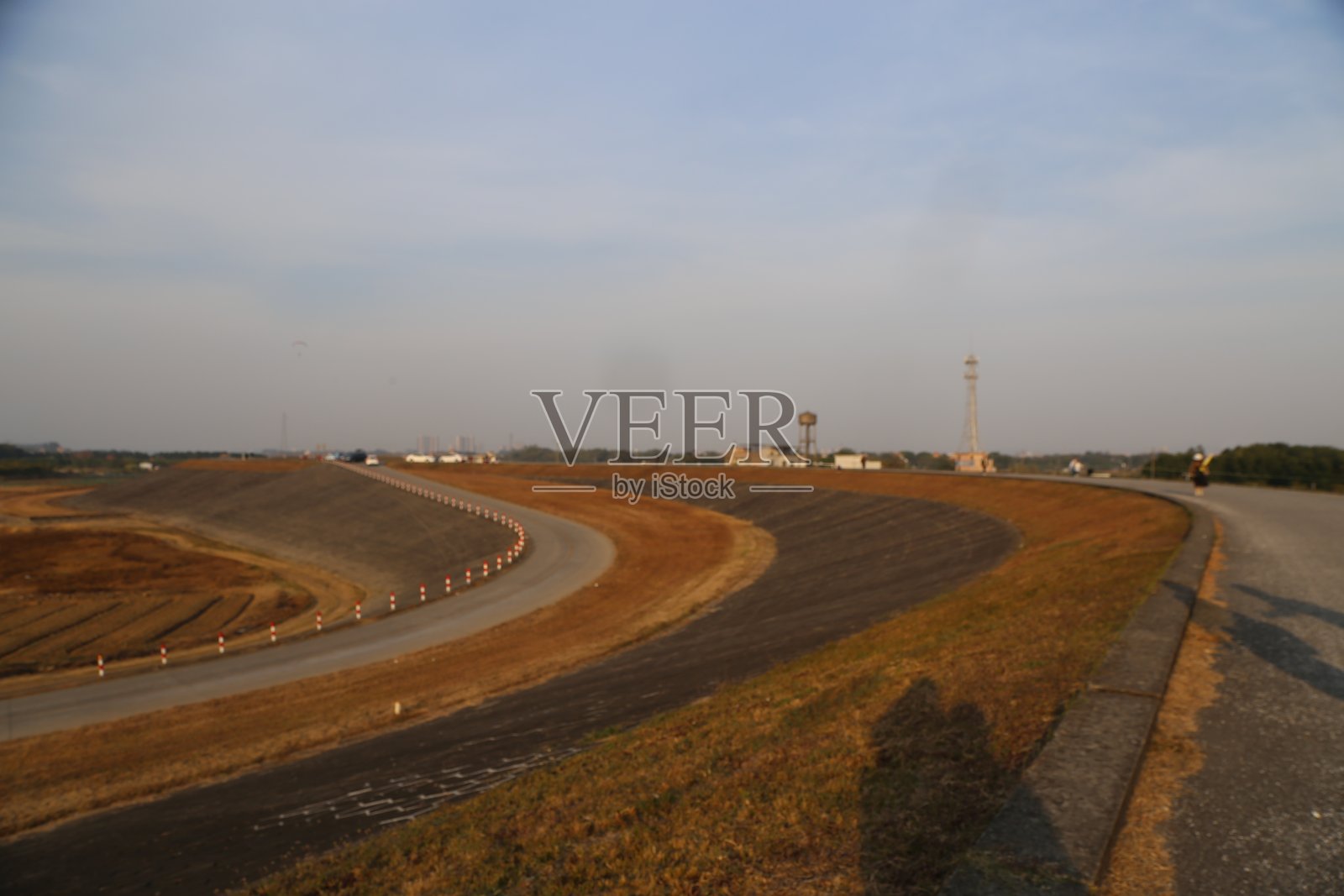 一张沥青赛道的照片，俯瞰视角，背景是一个废弃的机场。照片摄影图片