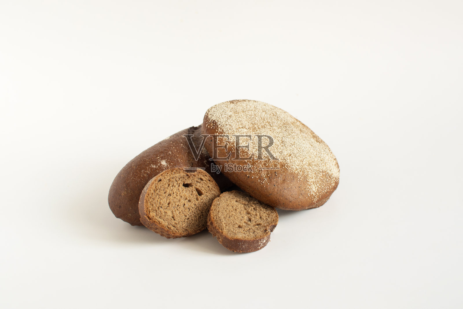 小麦和黑麦面粉制成的面包和面包卷特写，背景为浅色。照片摄影图片