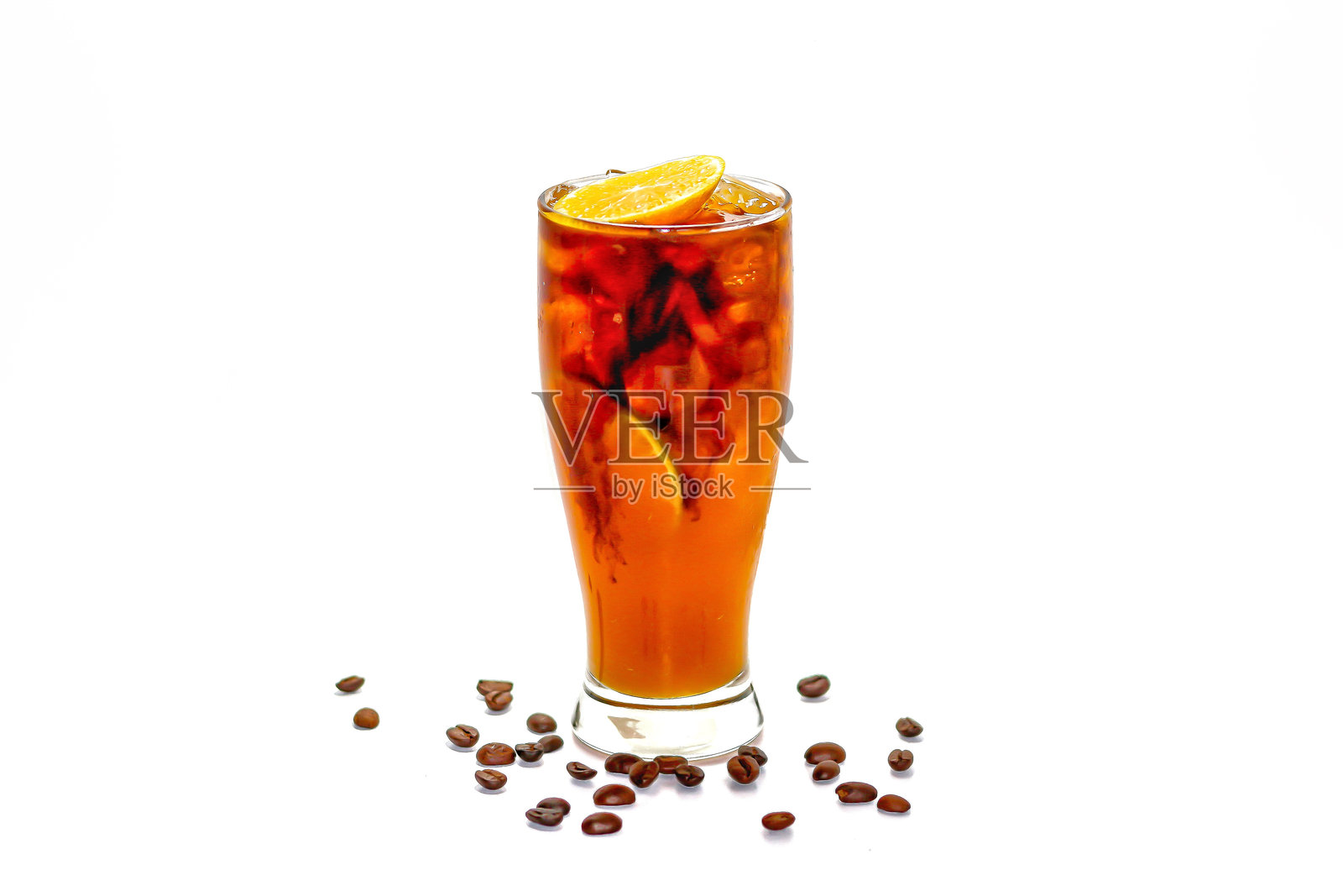 美式冰咖啡混合橙汁和咖啡豆，顶部撒上橙汁片，放在白色背景上，突出概念。照片摄影图片