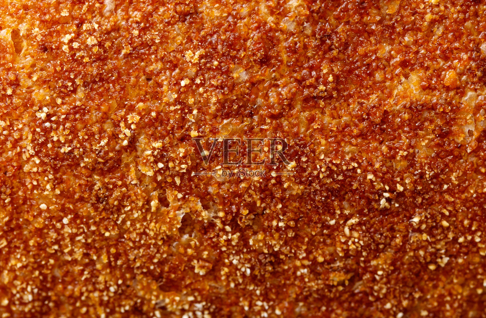 一块棕色食物的特写，上面有很多碎屑照片摄影图片