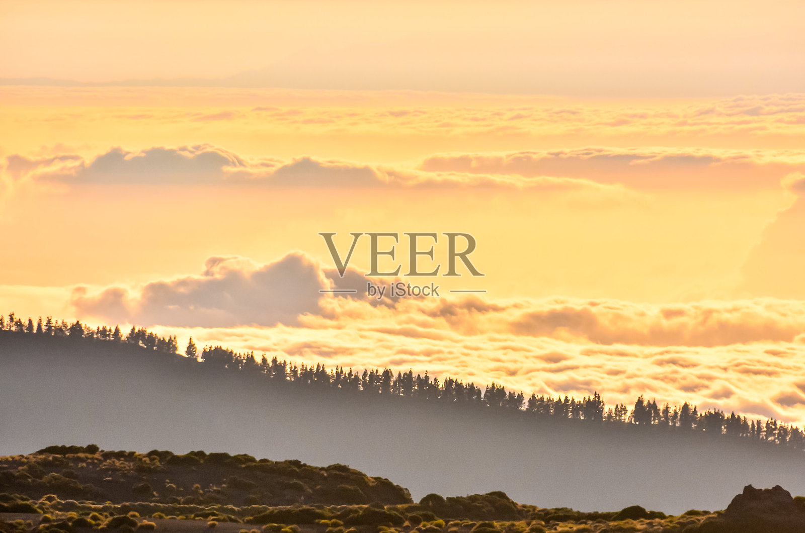 天空是橙色的，云朵是白色的。照片摄影图片