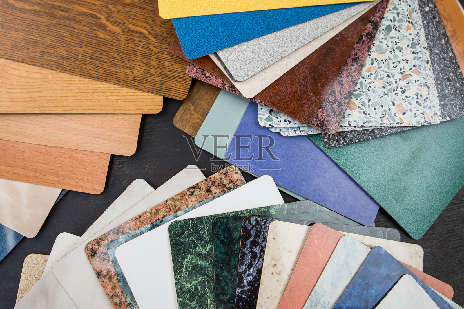 一份层压刨花板和台面的样本。一个色彩指南，展示了用于室内设计和装饰的多种色调供设计师使用。照片摄影图片