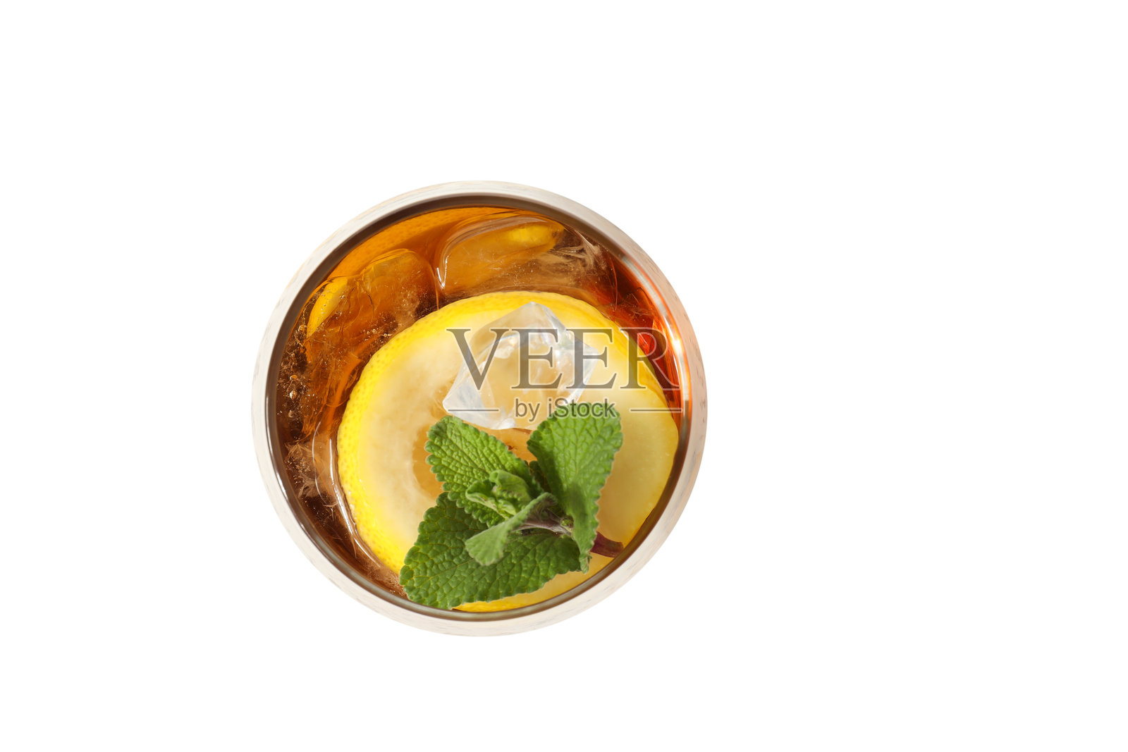 冰茶 - 炎热夏季清爽饮品，背景为白色照片摄影图片