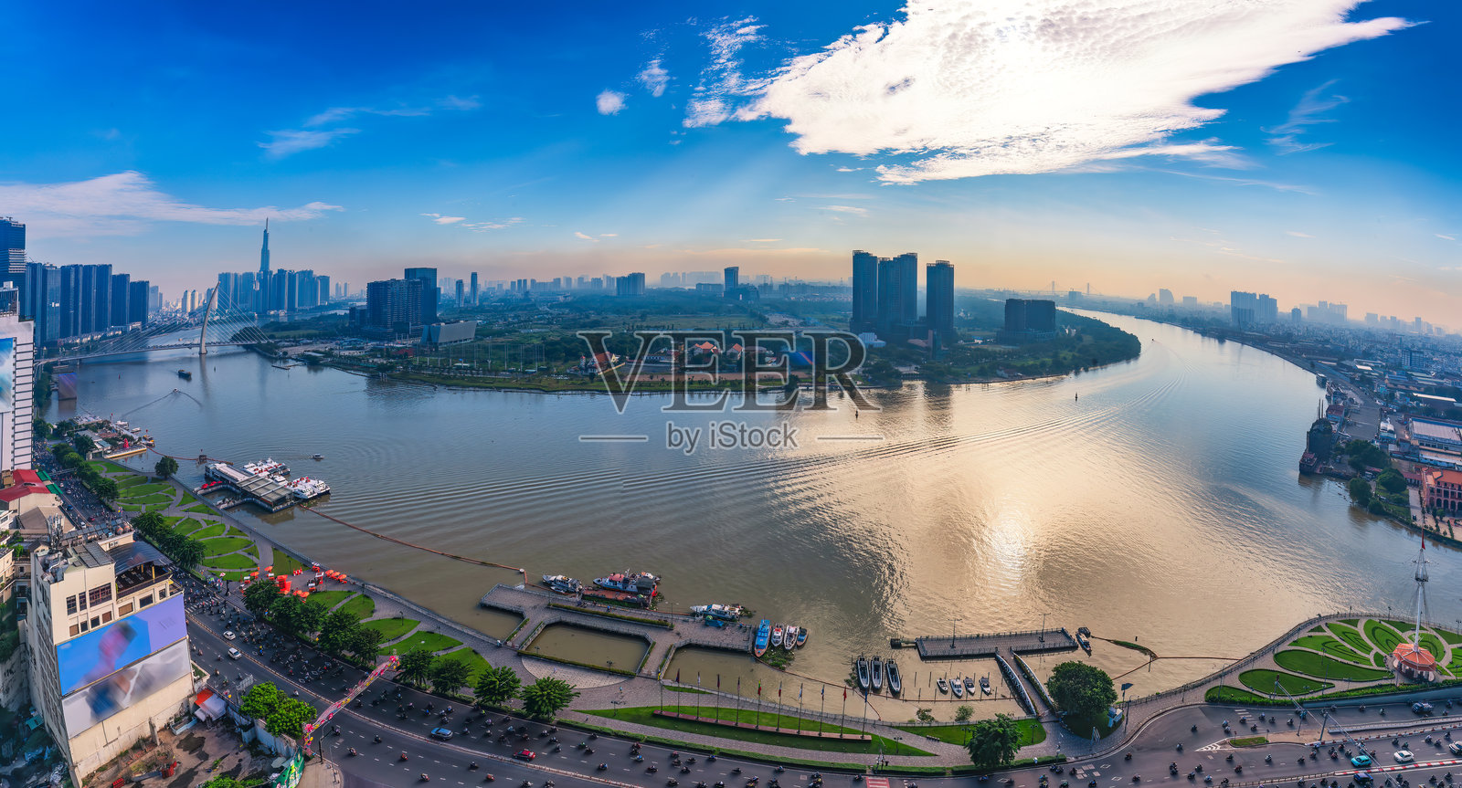 胡志明市中心区域沿西贡河的建筑。照片摄影图片