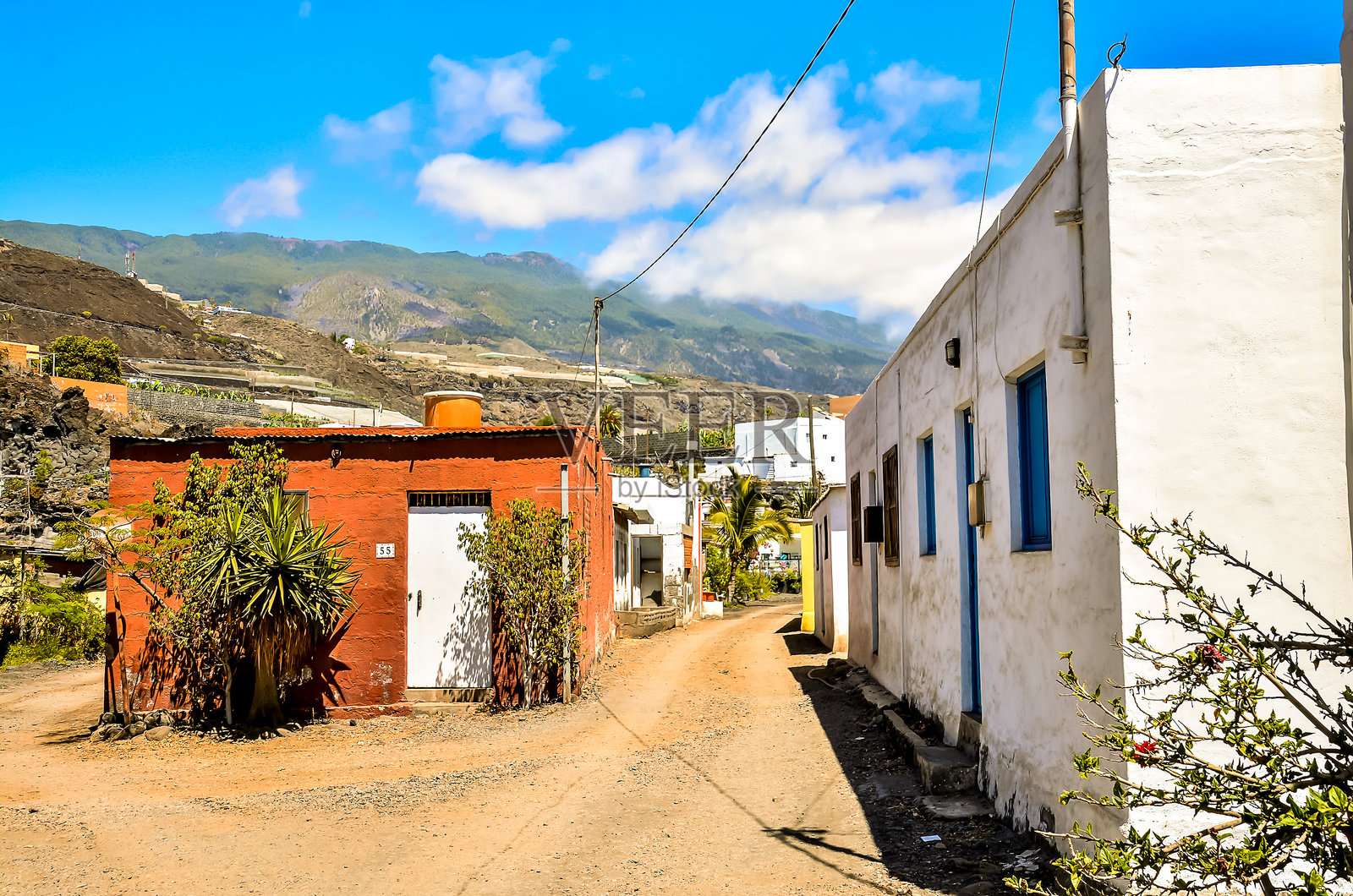 一个有红色建筑和白色建筑的小镇照片摄影图片