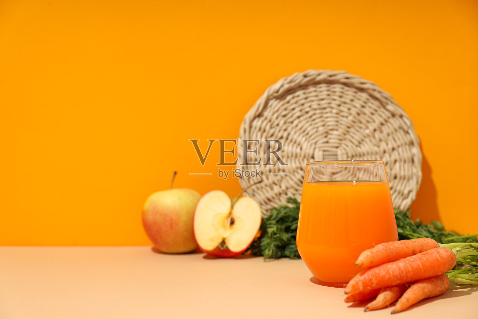 健康营养和饮食的概念与胡萝卜汁照片摄影图片