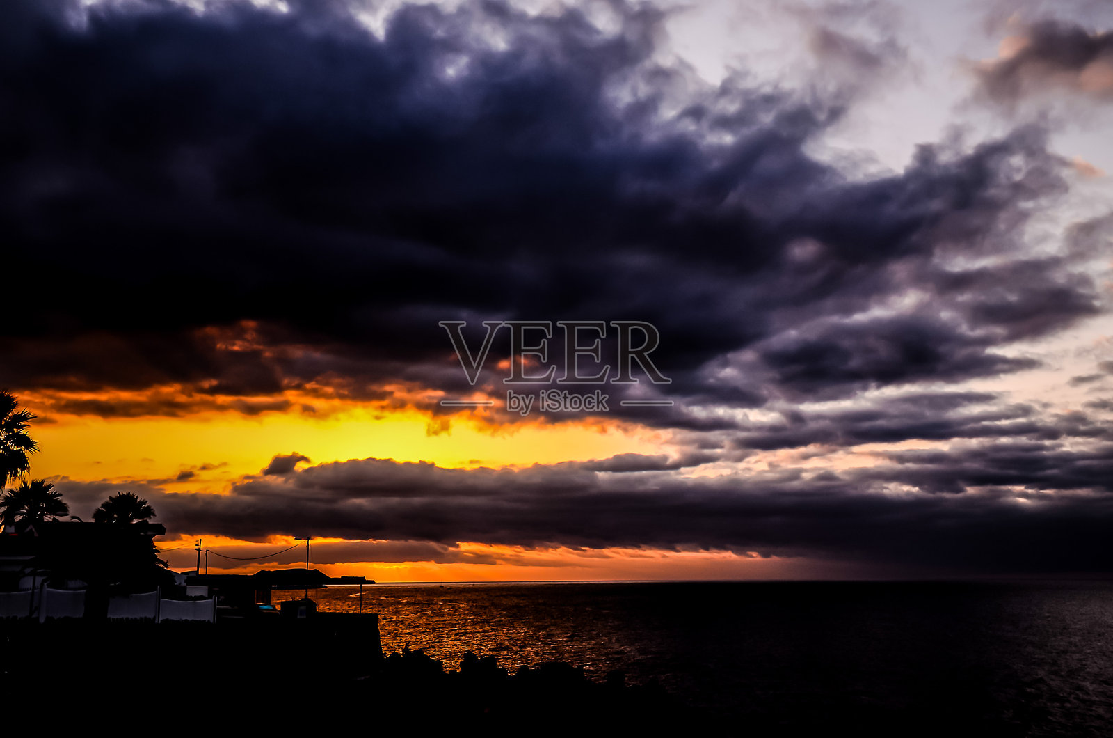 美丽的海洋日落与阴暗的天空照片摄影图片