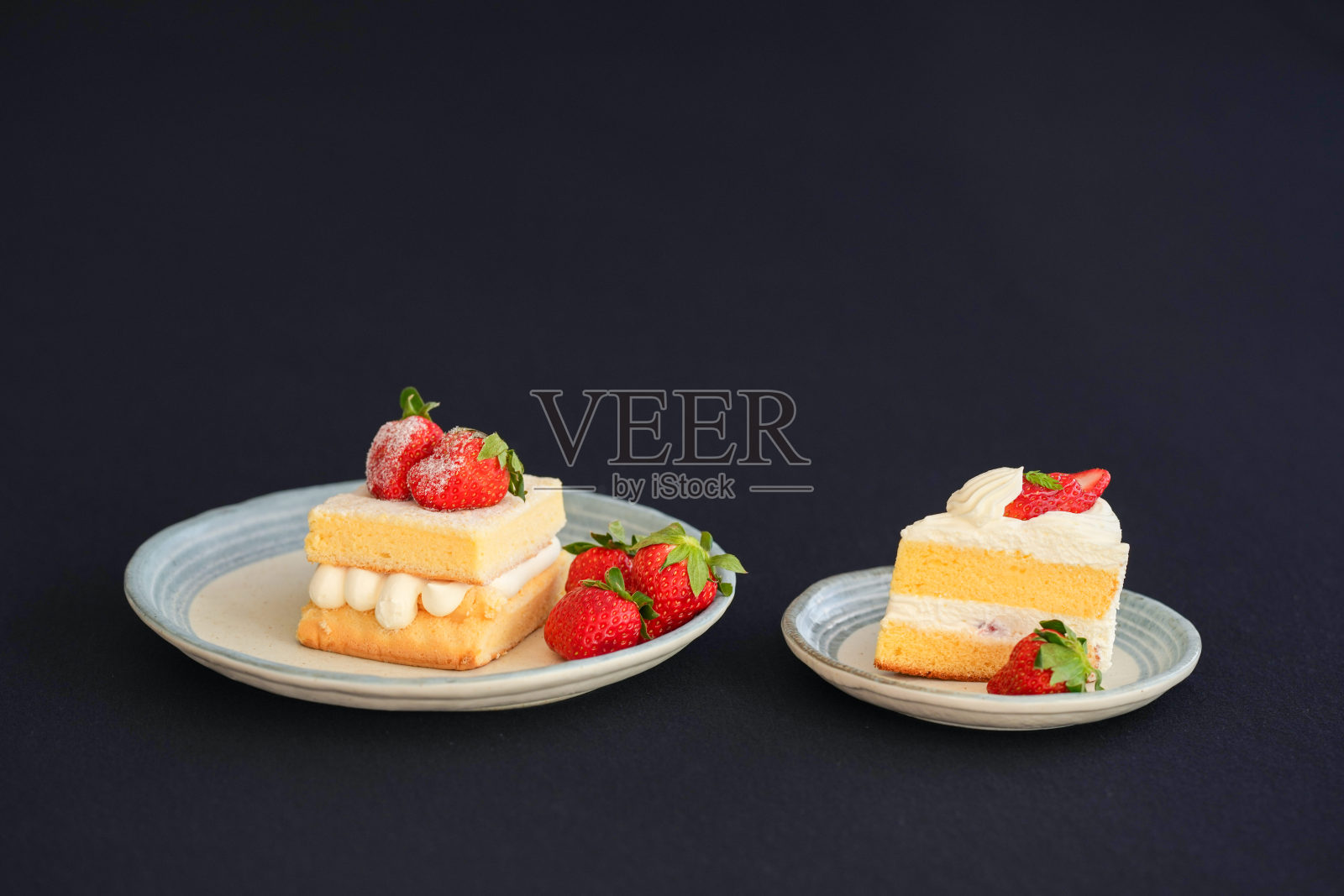 草莓日式短蛋糕放在黑色布料上照片摄影图片