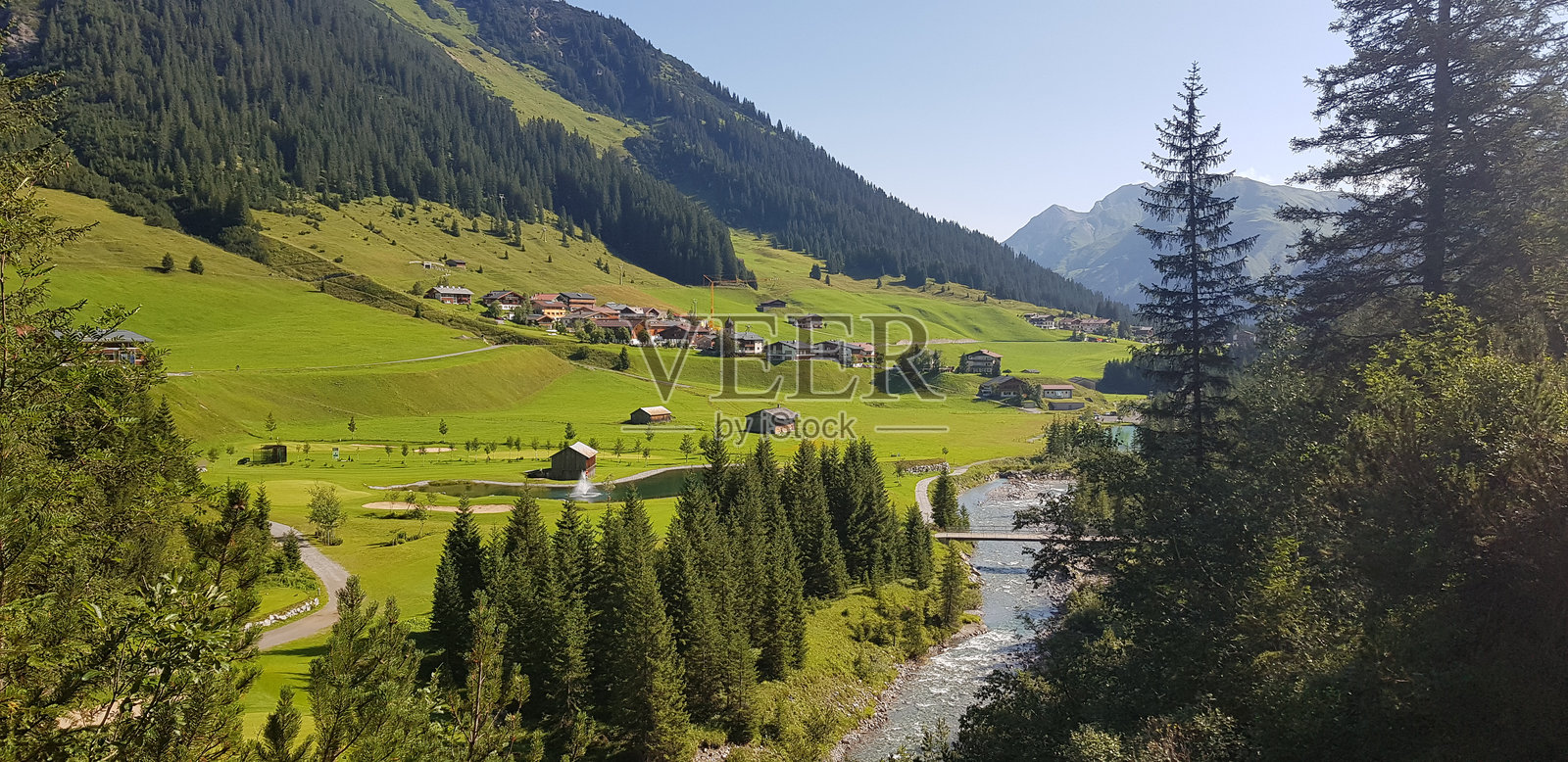 宁静的山地风景与潺潺的小溪照片摄影图片