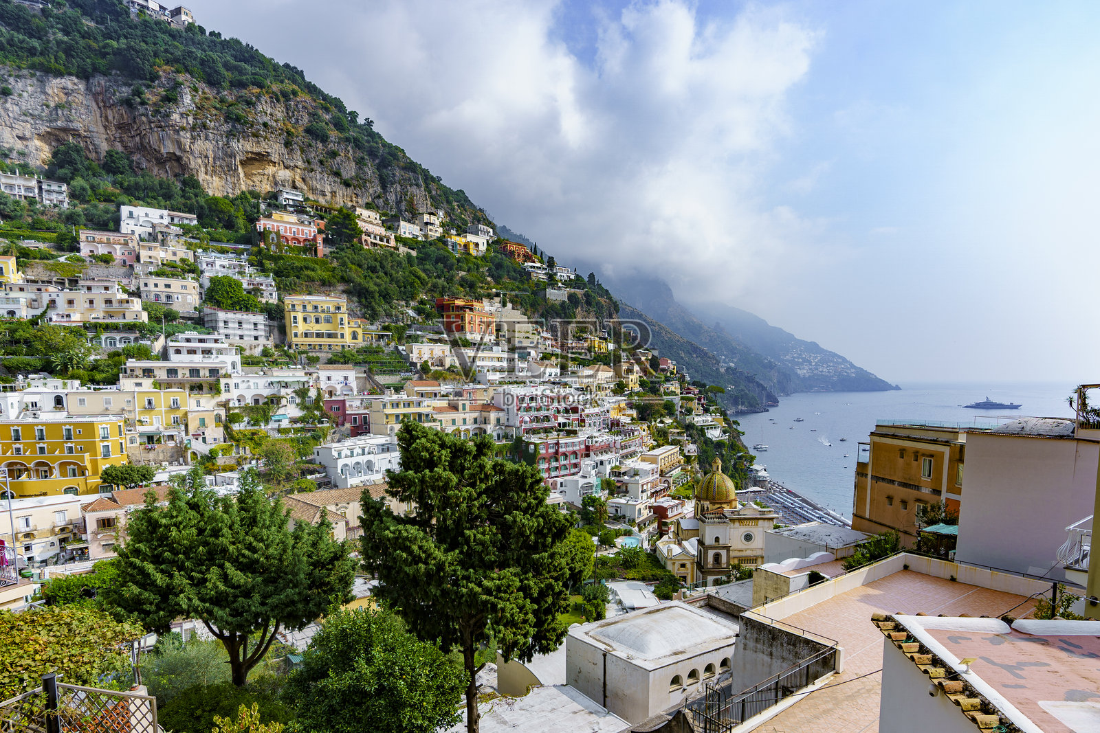 美丽的密集开发坐落在俯瞰海洋的山坡上照片摄影图片