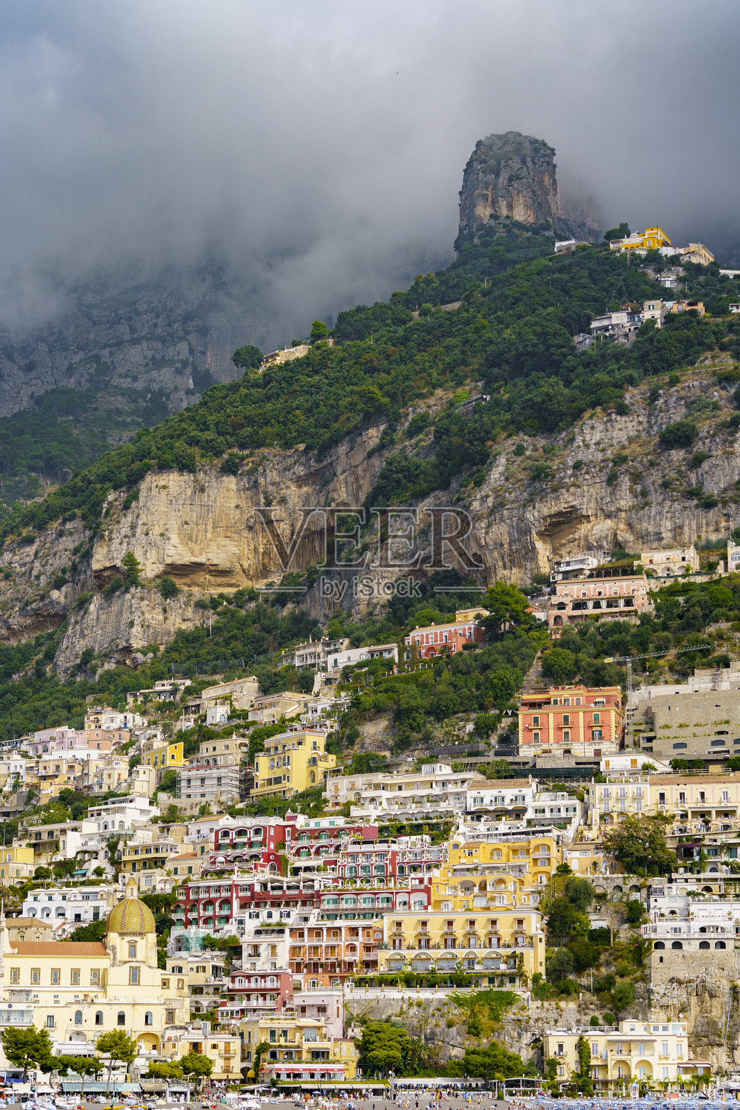 从海上看一个小而多彩的城镇照片摄影图片