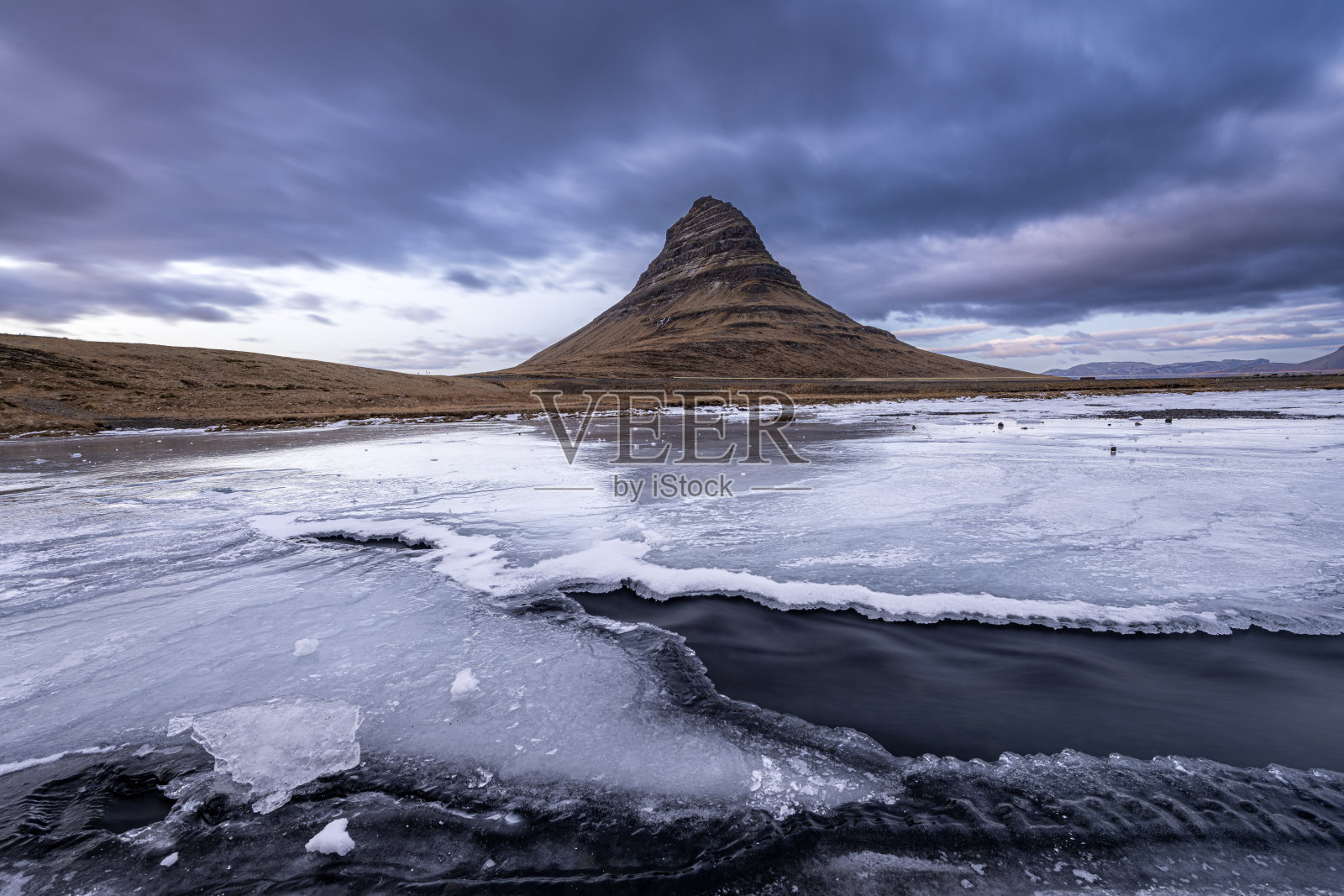 冰岛斯奈法尔斯半岛的基尔基费尔山前，基尔基费尔瀑布流淌的水流。照片摄影图片