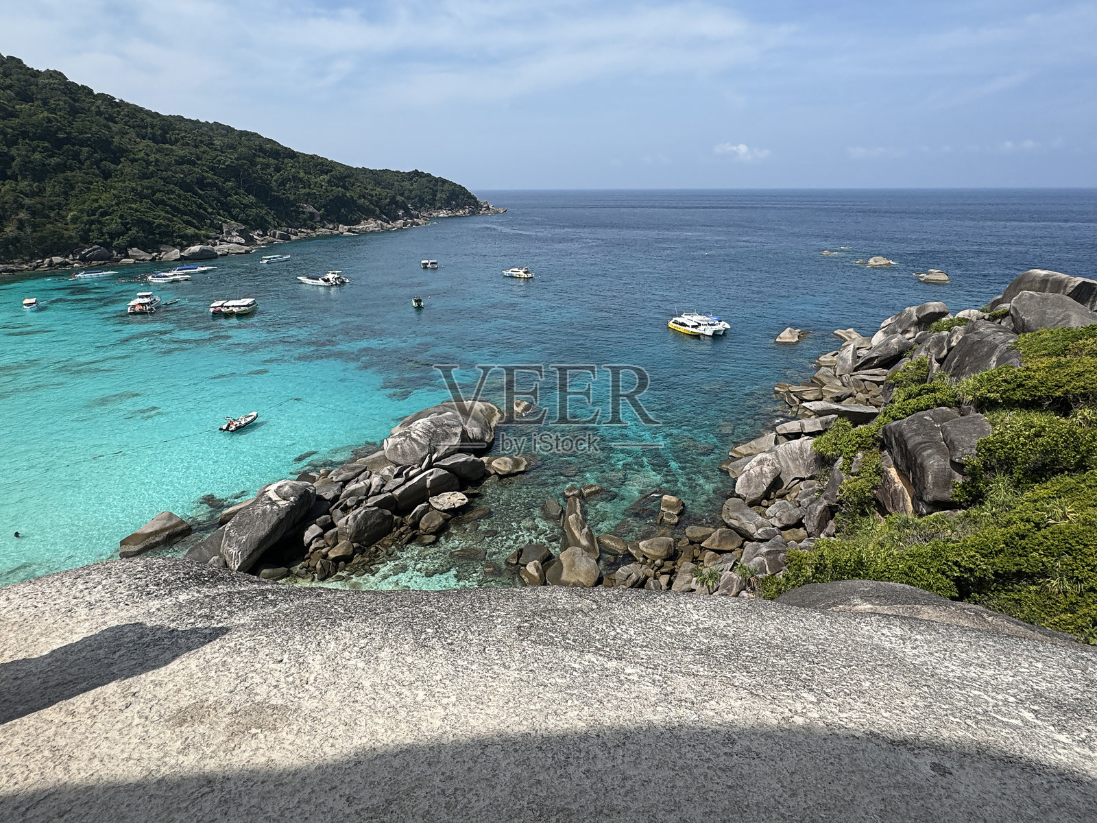 泰国穆科西米兰国家公园的帆石观景点俯瞰西米兰岛（科8）的风景和清澈的水域。照片摄影图片