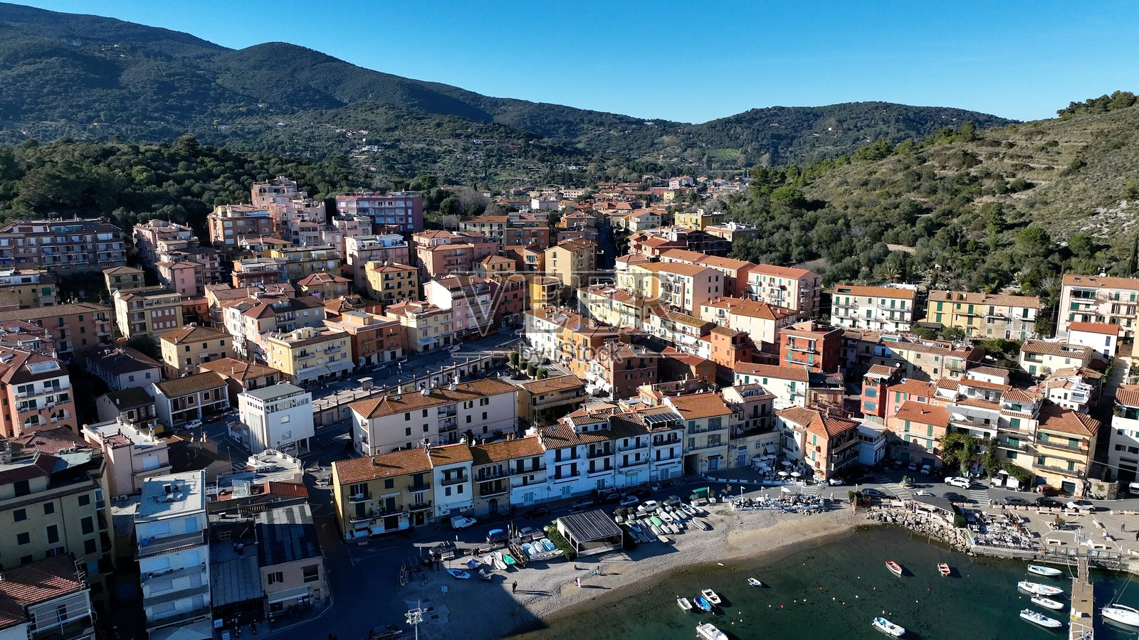 意大利托斯卡纳的阿根塔里奥山，波尔图埃尔科莱，独特的海滨度假胜地。照片摄影图片