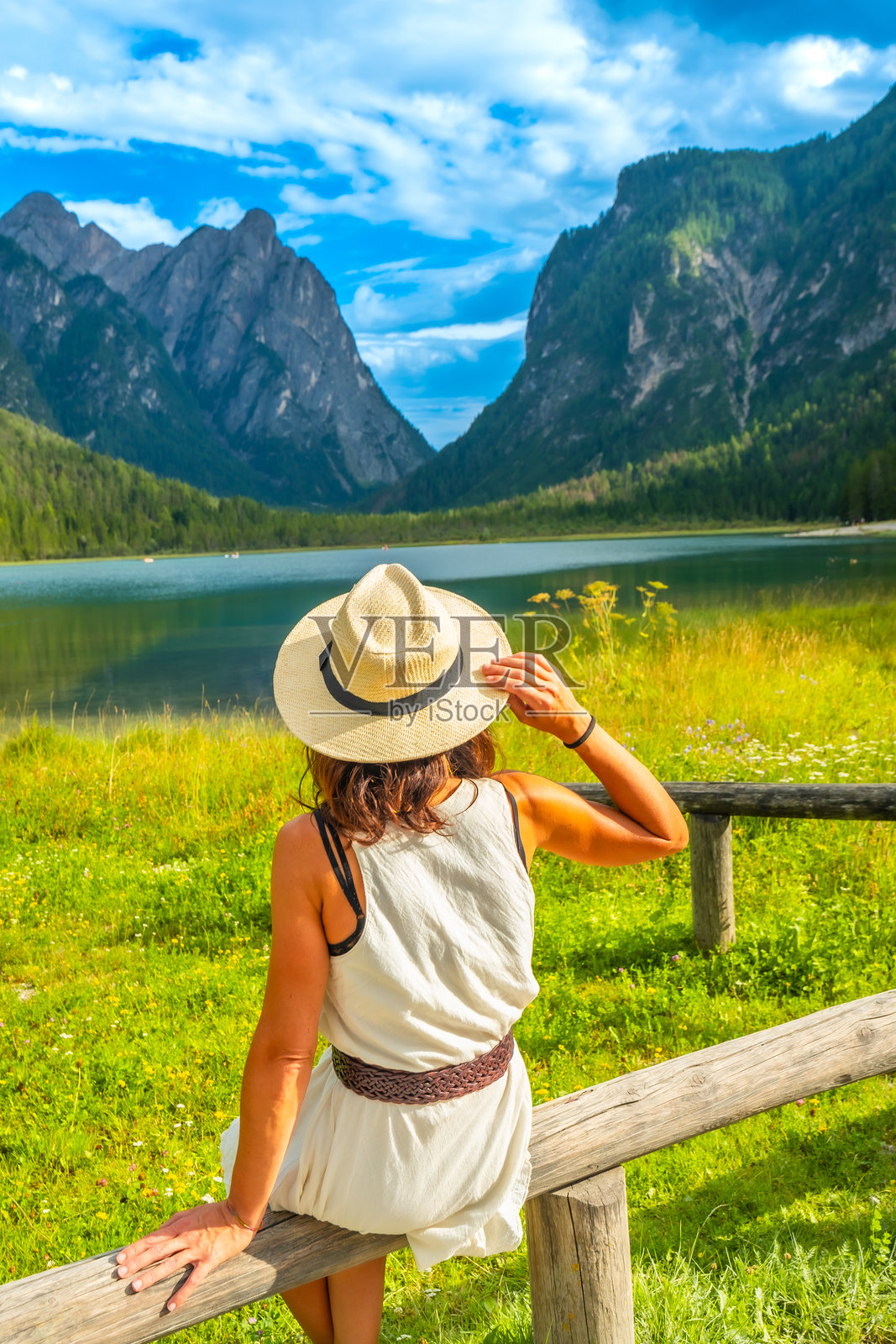 游客在意大利夏季享受多比亚科湖和多洛米蒂山的美景照片摄影图片