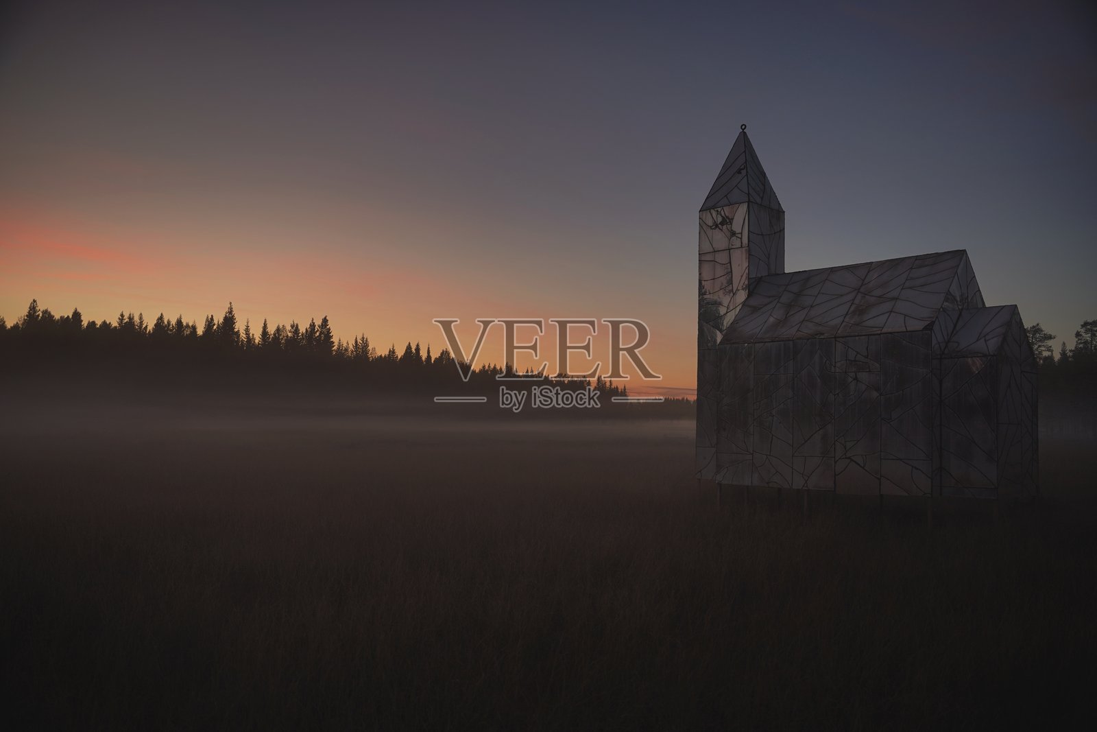 日落时分，低角度拍摄的建筑与天空相映成趣照片摄影图片