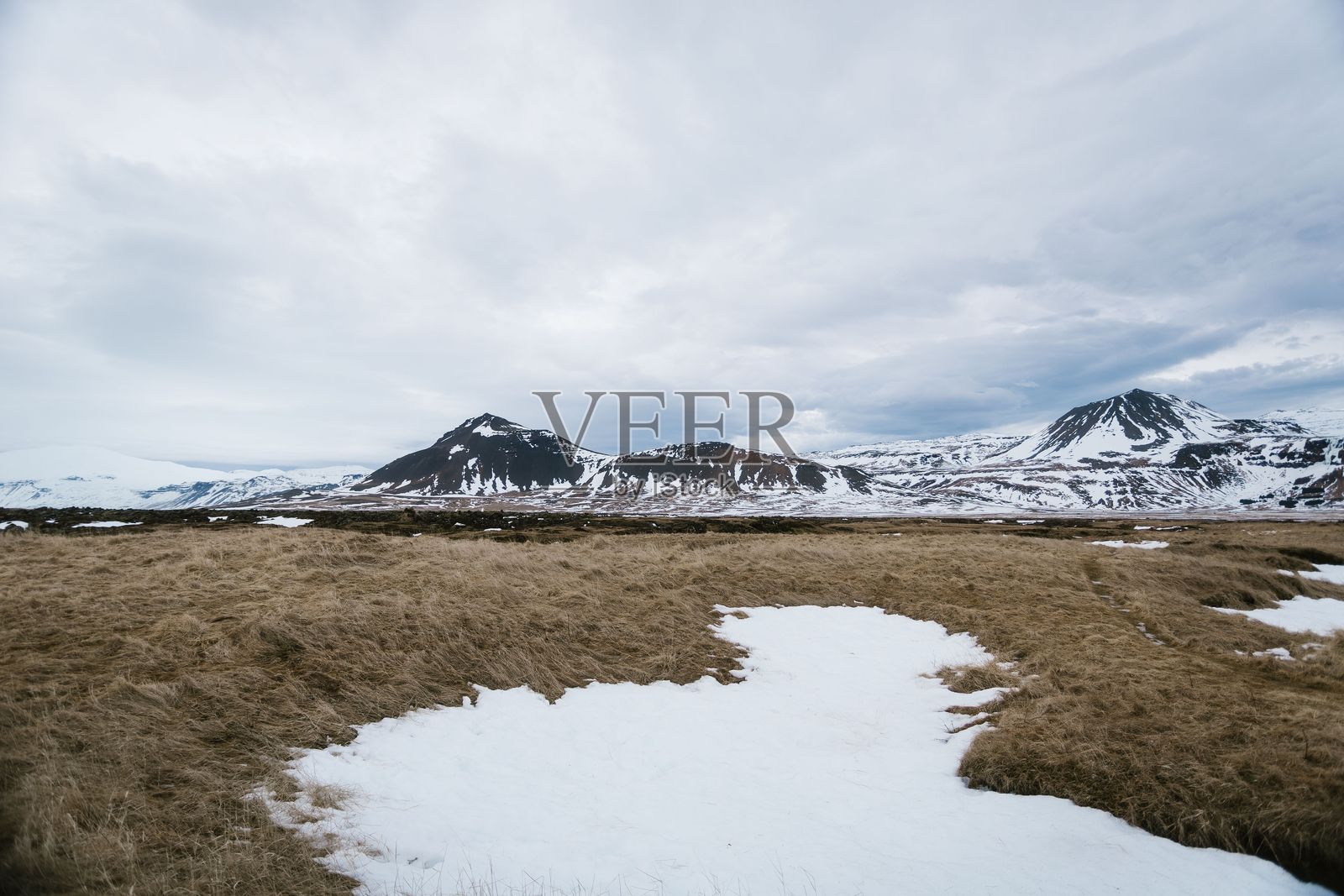 冰岛的雪山和草原。照片摄影图片
