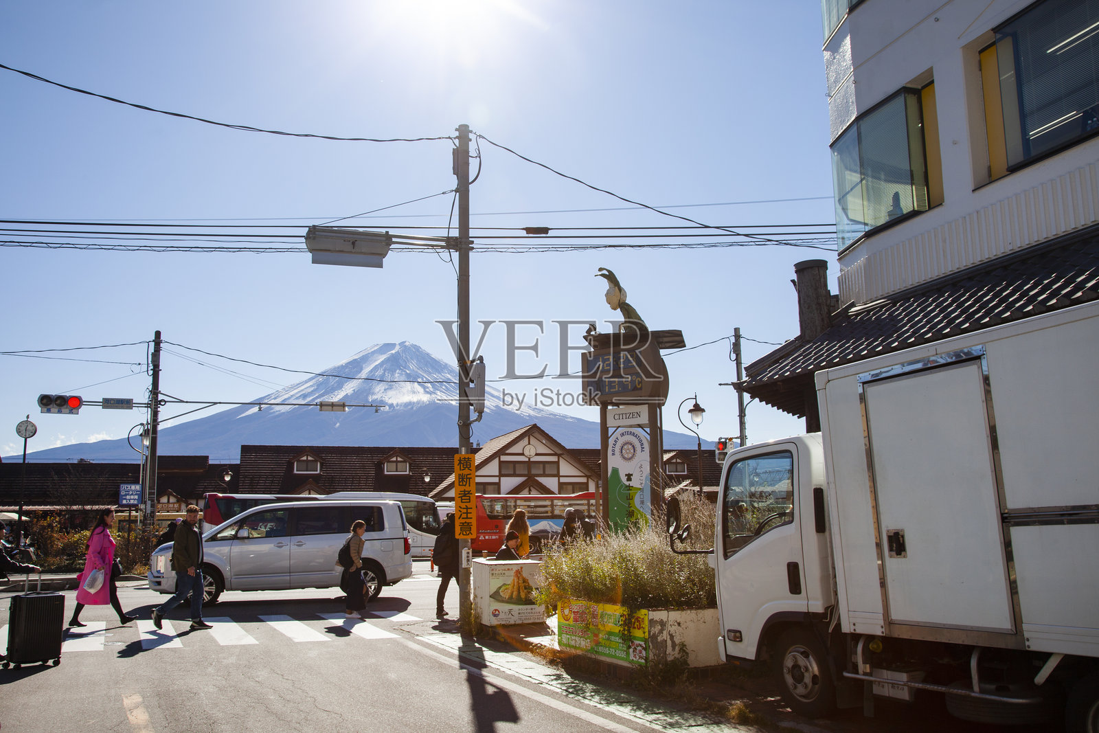 河口湖站与雪山富士在清澈蓝天的背景下照片摄影图片