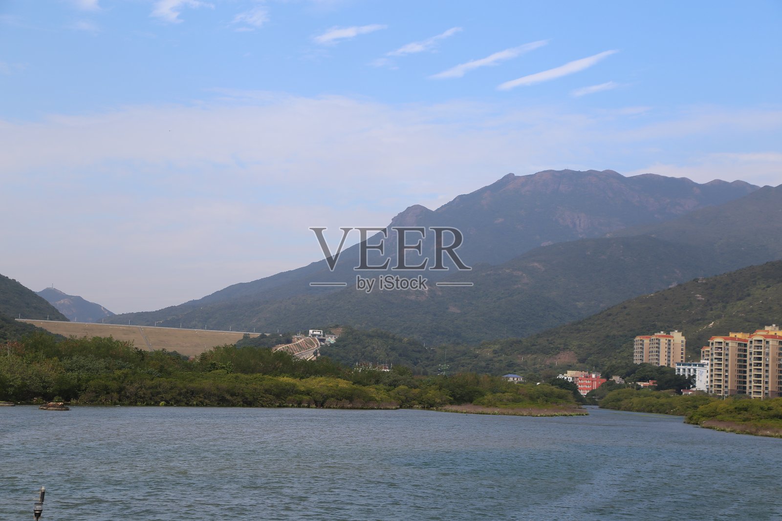 一座美丽的山脉中有一条河流穿过照片摄影图片