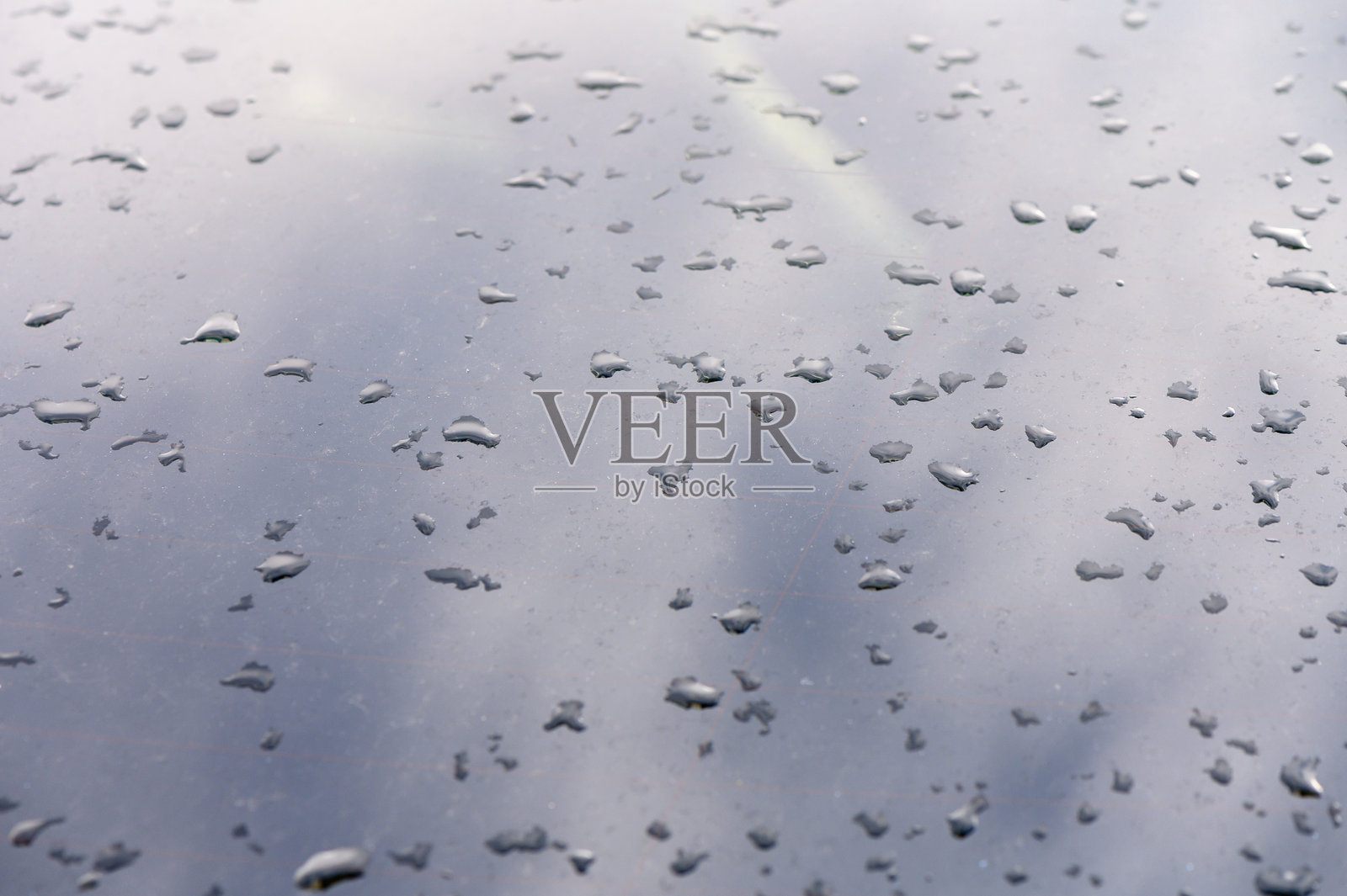 雨滴在城市环境的宁静下午的反射面上跳舞照片摄影图片