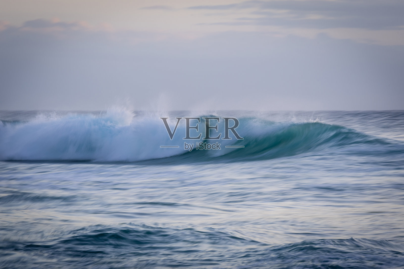 破浪运动中的波浪照片摄影图片