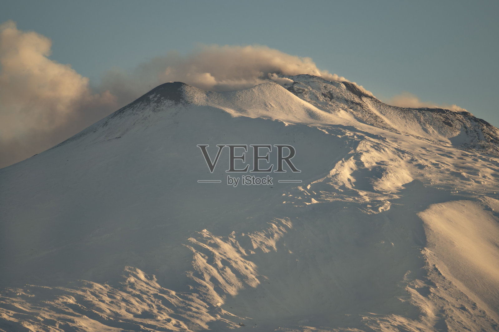 雪覆盖的埃特纳火山照片摄影图片
