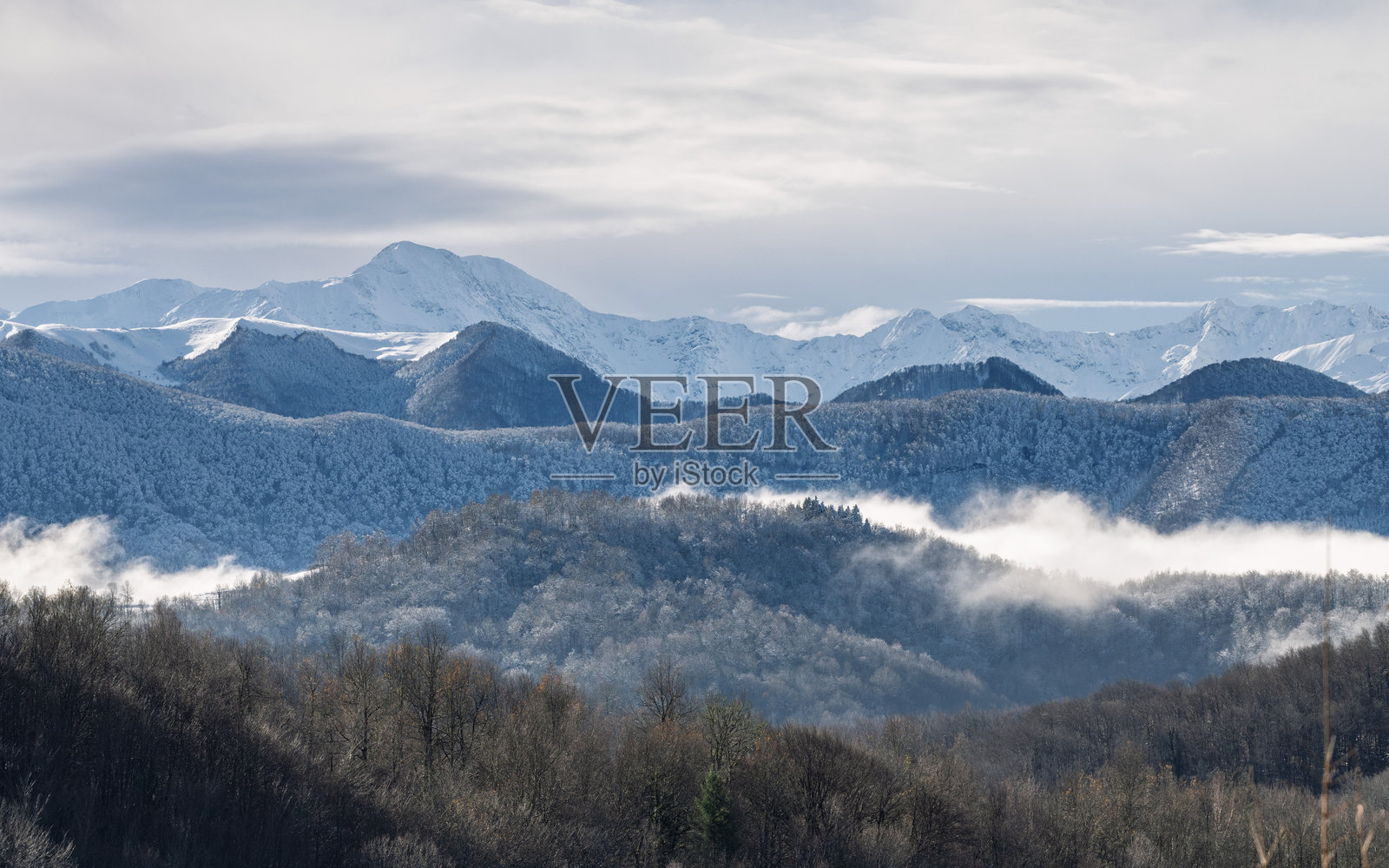 法国西南部的比利牛斯山脉雪覆盖的风景照片摄影图片