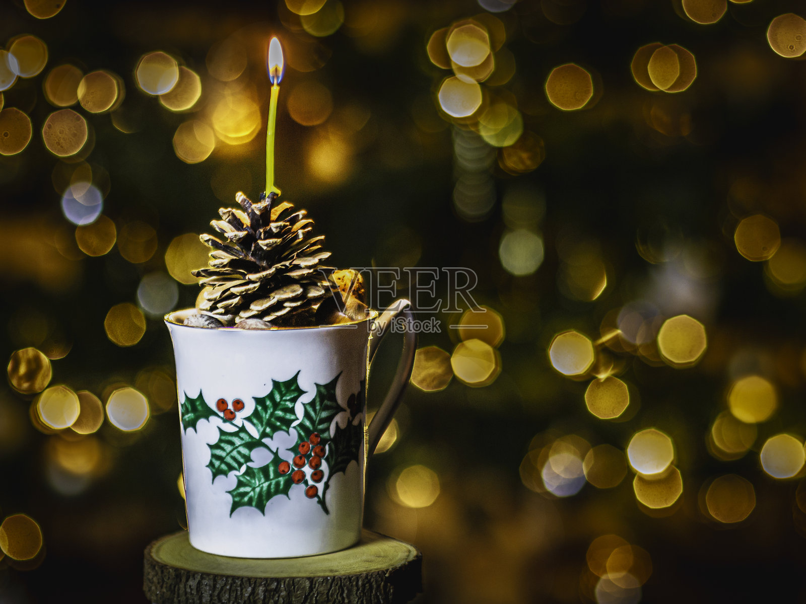 圣诞节中心装饰与蜡烛，美丽的圣诞灯光模糊效果照片摄影图片