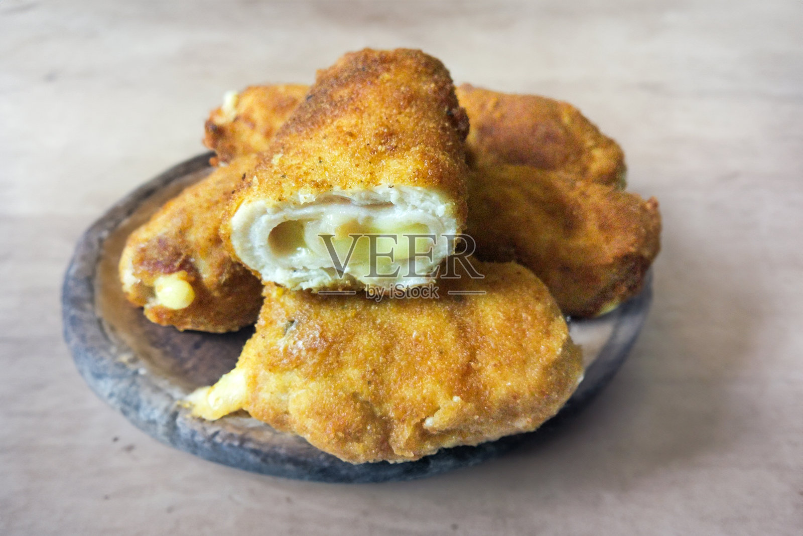 面包屑裹的奶酪炸鸡蓝带照片摄影图片