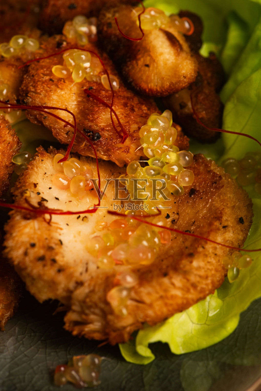 狮子鬃菇裹上沙拉和手指青柠，鱼子酱青柠。狮子鬃蘑菇。照片摄影图片