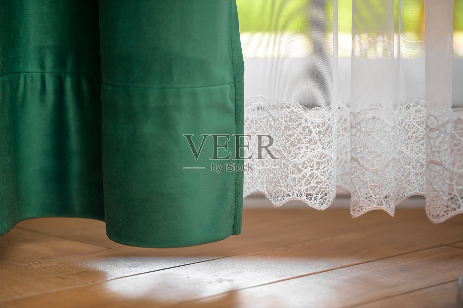 窗帘和一块人造木地板特写，室内设计照片摄影图片