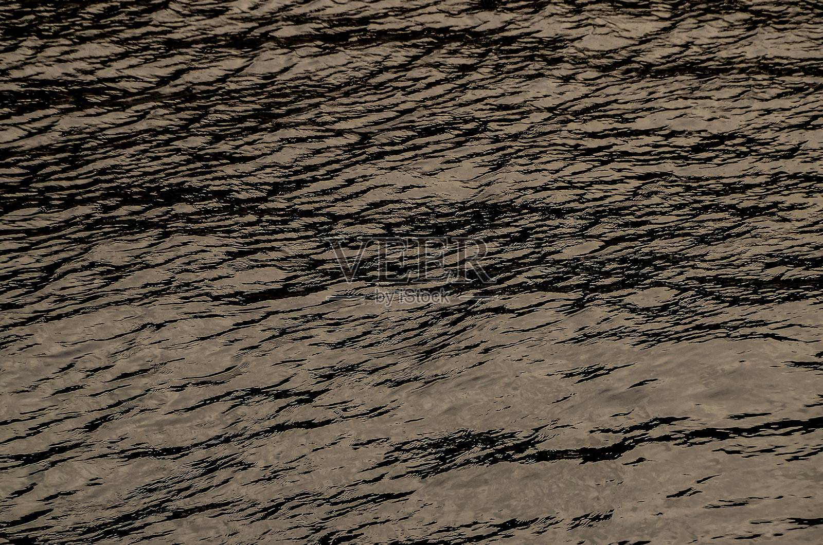 水面上有涟漪和波浪的水域照片摄影图片