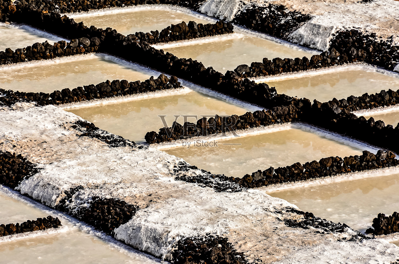 一张有很多石头和泥土的田野照片照片摄影图片