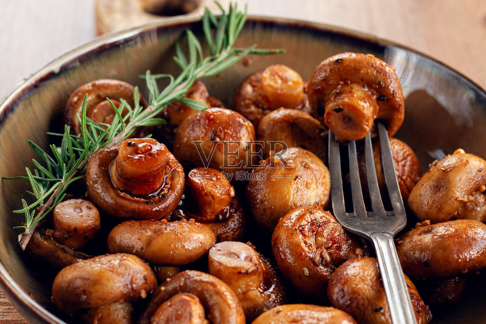 香煎蘑菇，配香料，浸泡在酱油中，素食，自制，无人出镜照片摄影图片