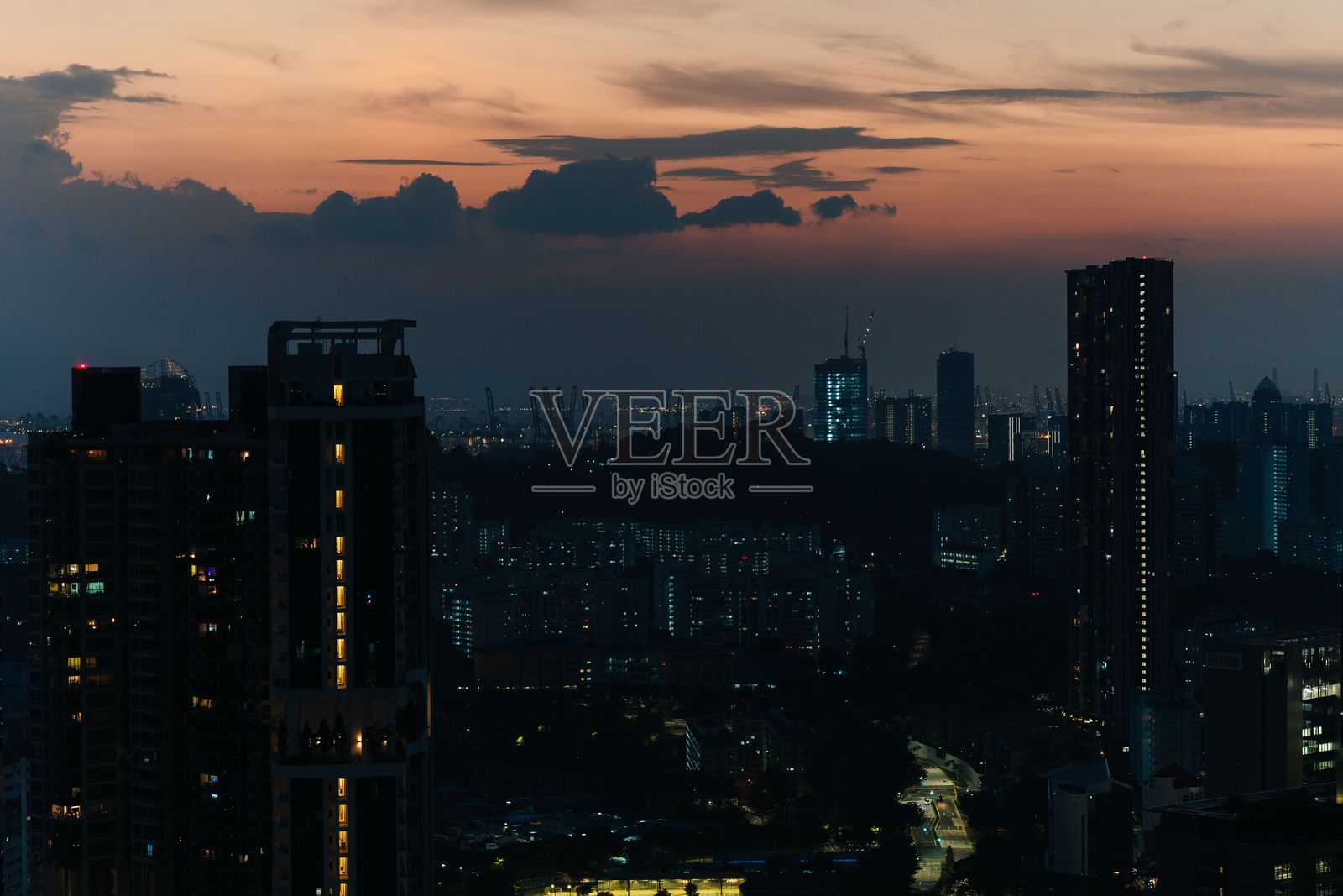 黄昏时分的城市天际线与绚丽的日落。照片摄影图片