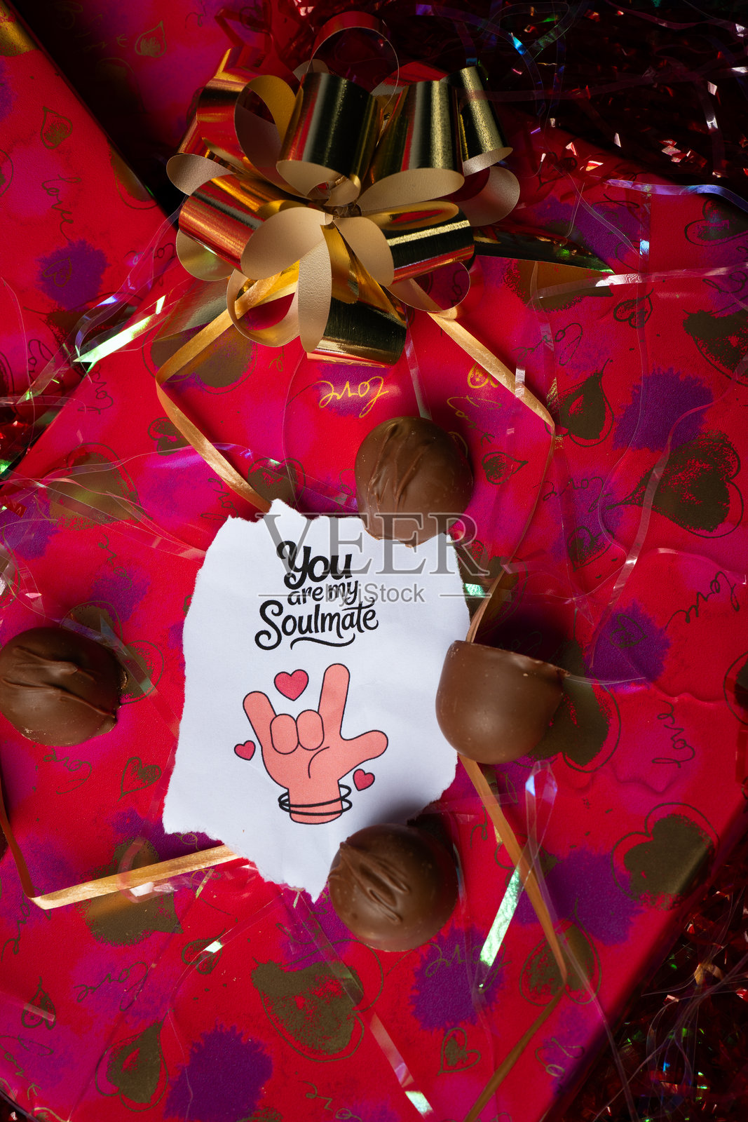 情感丰富的情人节和友谊信息，通过美丽的照片展现。非常适合在这个特殊的日子里分享爱、感激和快乐。理想用于贺卡、社交媒体和礼物。照片摄影图片