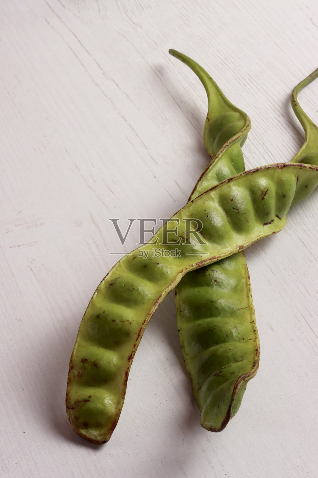 蛋黄背景的早餐蛋盘配料，印尼本地亚洲风味的班尼迪克蛋，黄油和太阳蛋。照片摄影图片