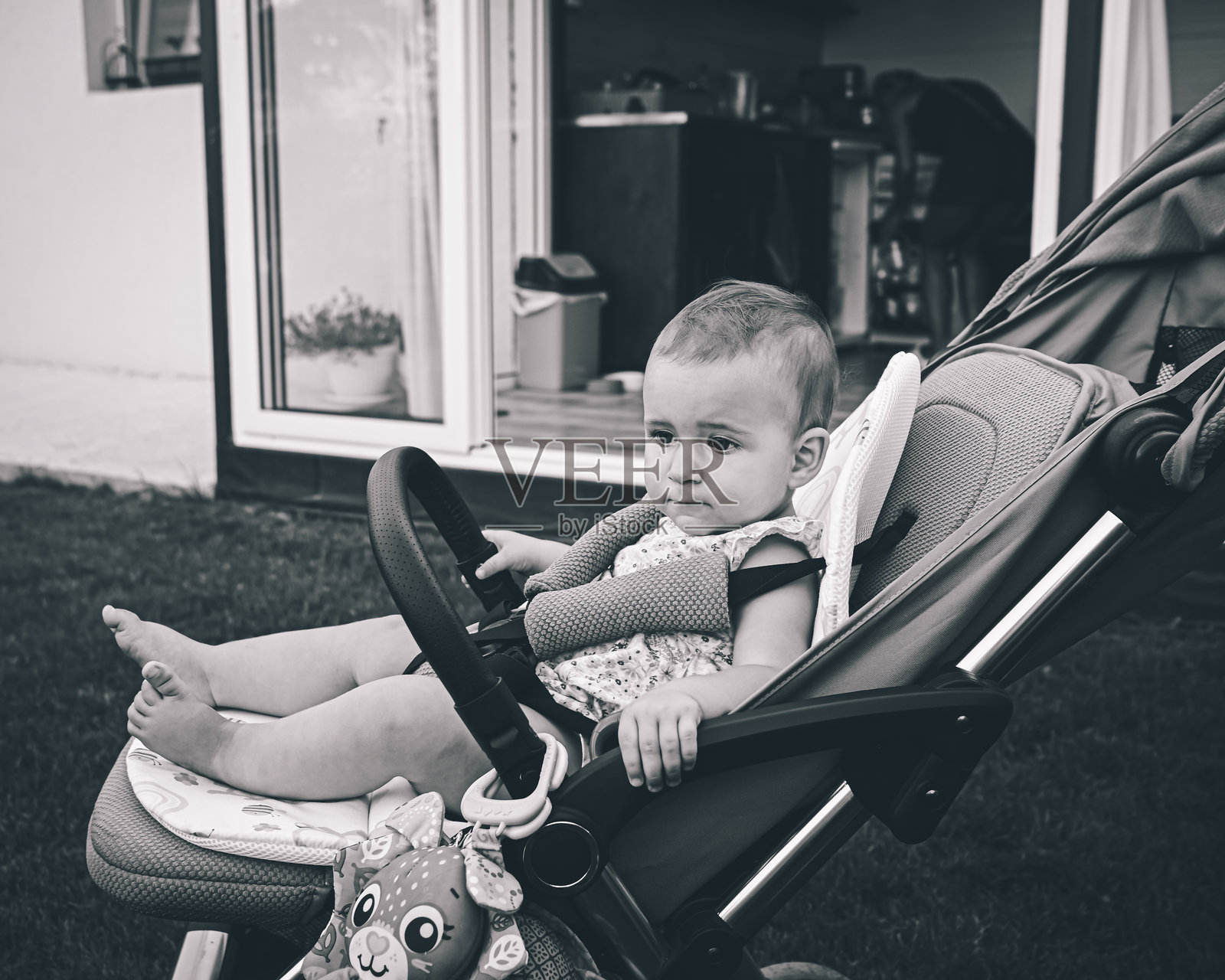女孩坐在家里的椅子上肖像照片摄影图片