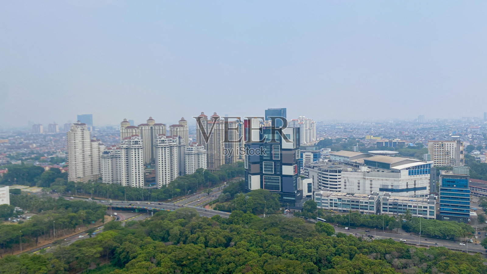 城市中建筑与晴朗天空相映成趣照片摄影图片