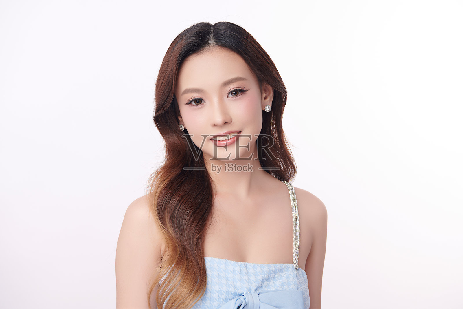 美丽的年轻亚洲女性，肤色洁净清新，背景为白色，面部护理，面部治疗，美容学，美容与水疗，亚洲女性肖像。照片摄影图片