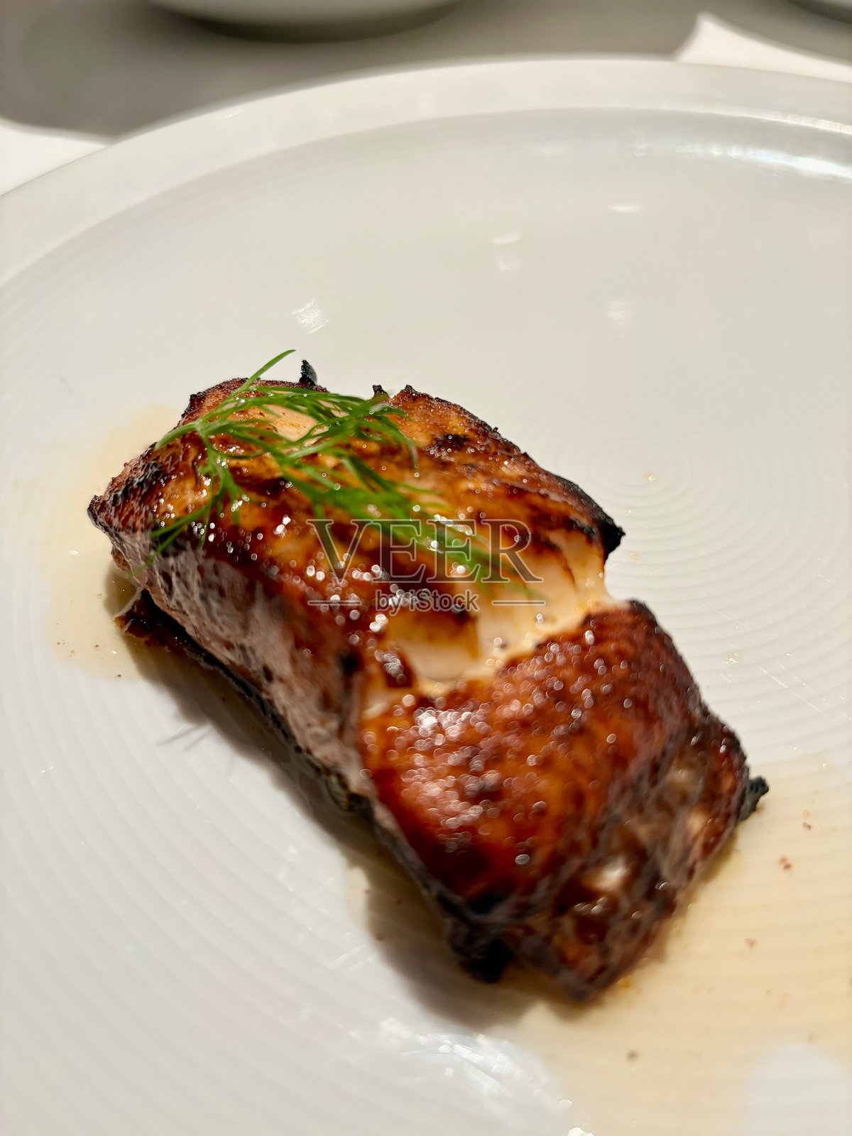 伦敦奎隆印度餐厅的米其林星级黑鳕鱼烤盘照片摄影图片