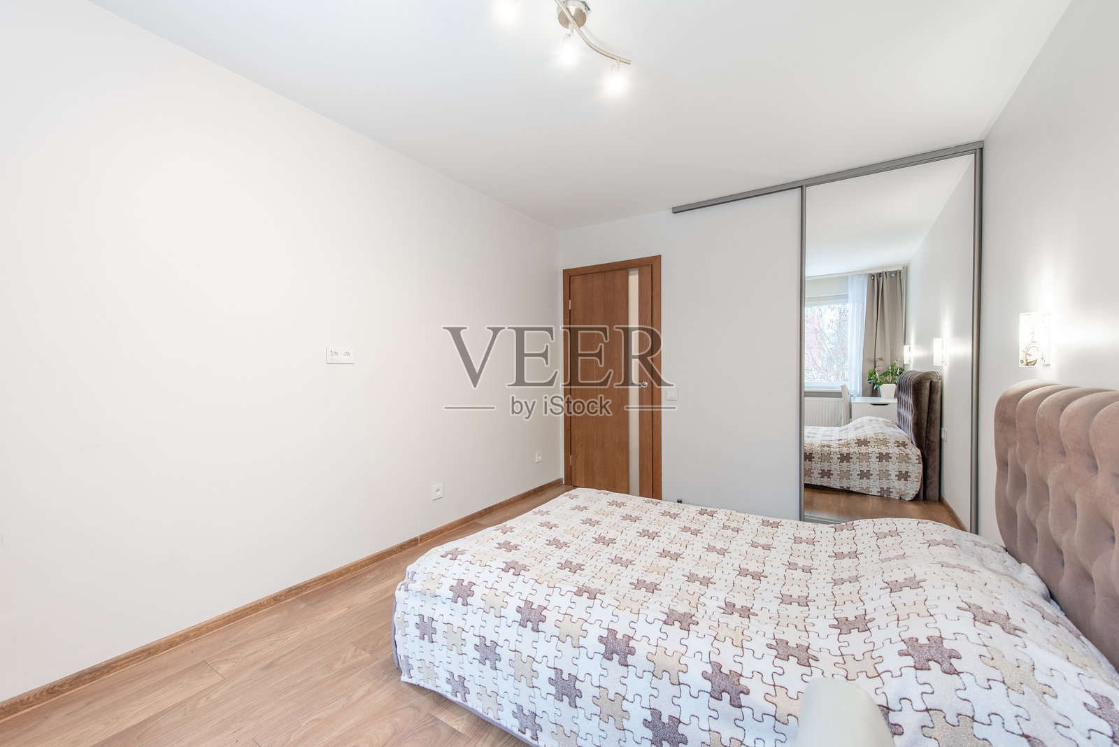 现代明亮的卧室室内设计，配有时尚家具和自然光线照片摄影图片