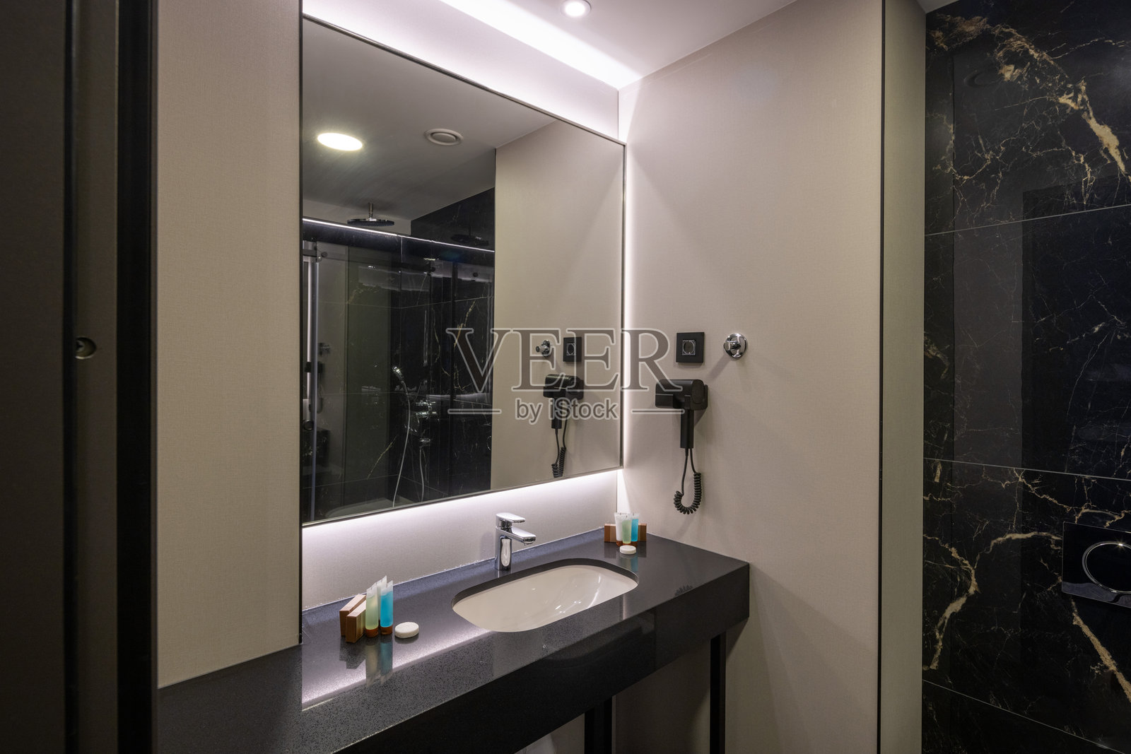 现代酒店浴室的内部设计照片摄影图片