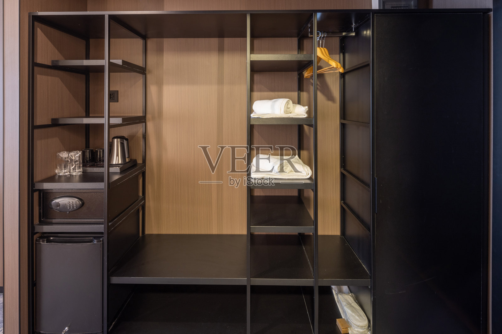 酒店房间内的走廊和衣橱照片摄影图片