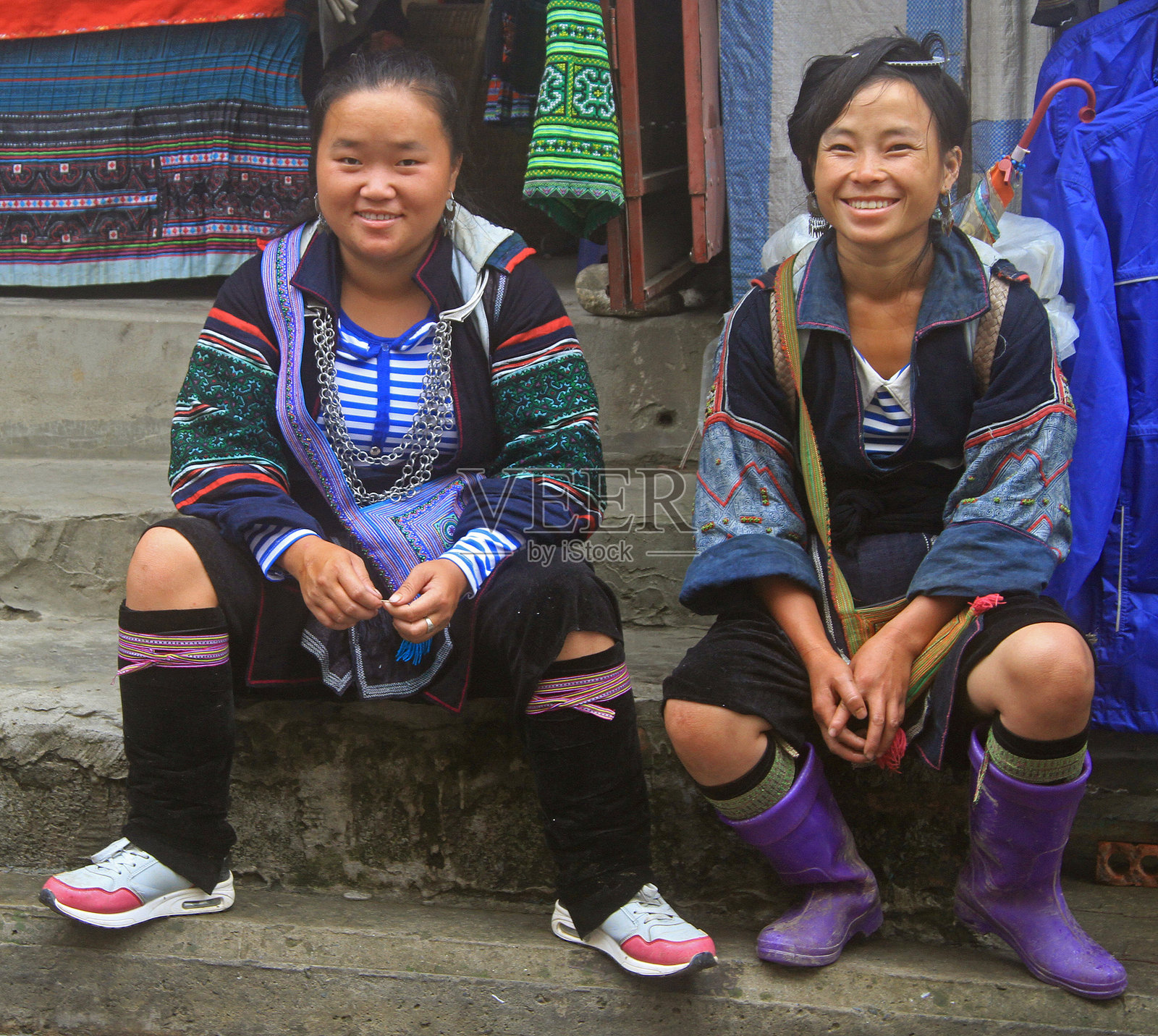 两位女性坐在越南沙坝的户外。照片摄影图片