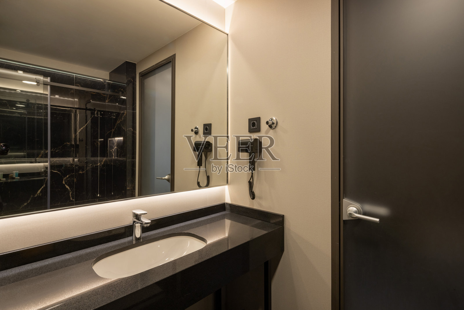 现代酒店浴室的内部照片摄影图片