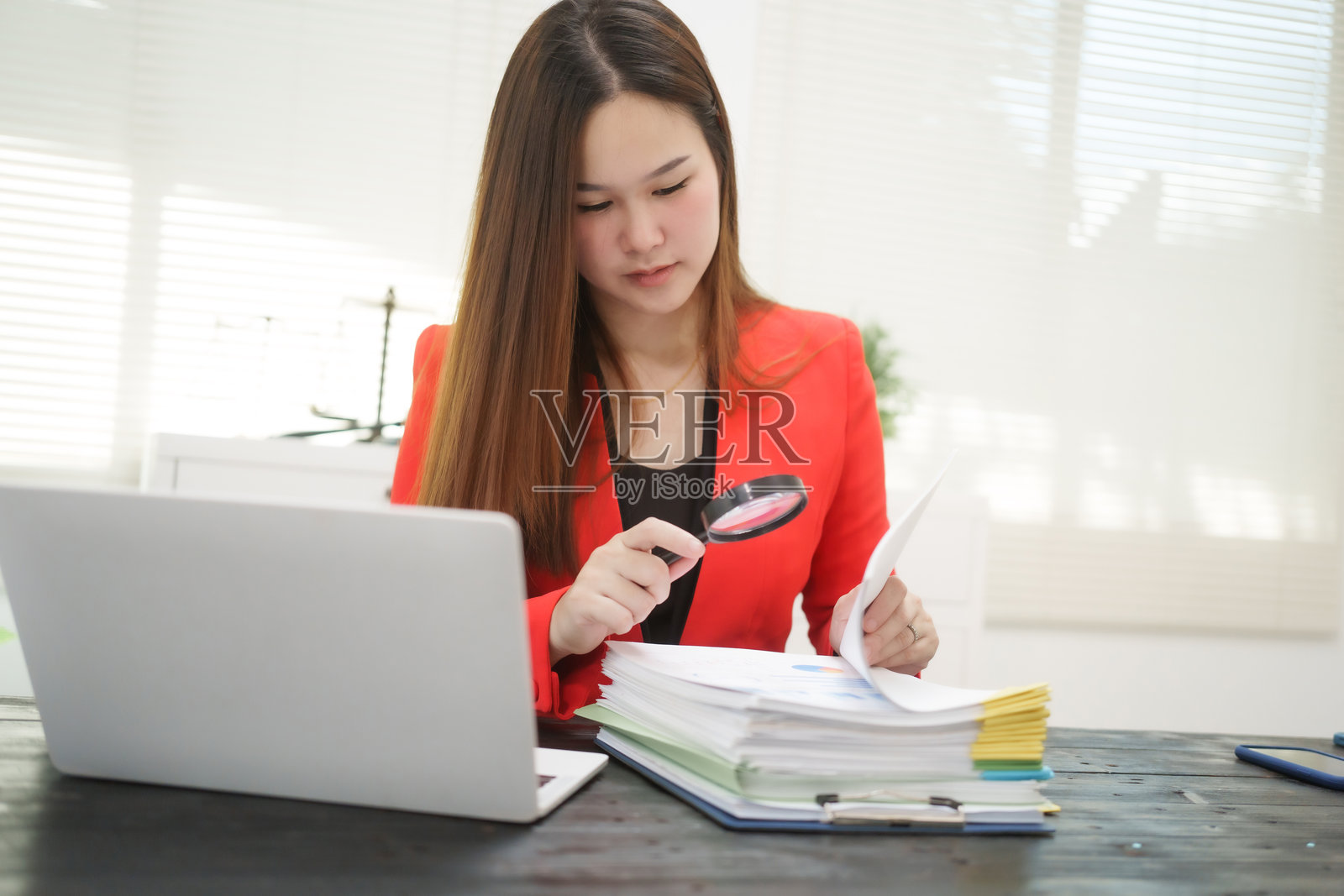 一位快乐的女商人在办公室桌前作为法律顾问工作，专业处理在线民事案件，包括债务纠纷、不当解雇、止赎和土地赎回。照片摄影图片